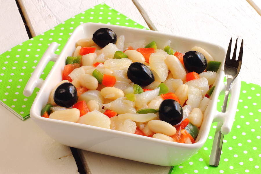 Las judías blancas aportan 130 miligramos de calcio por cada 100 gramos de porción comestible del alimento.