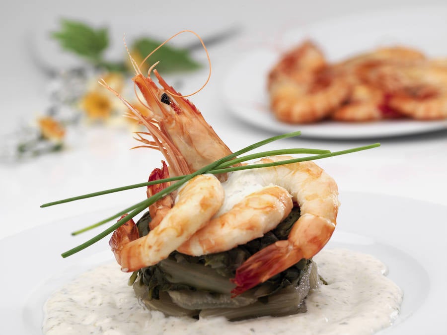 Los langostinos aportan 220 miligramos de calcio por cada 100 gramos de porción comestible del alimento.