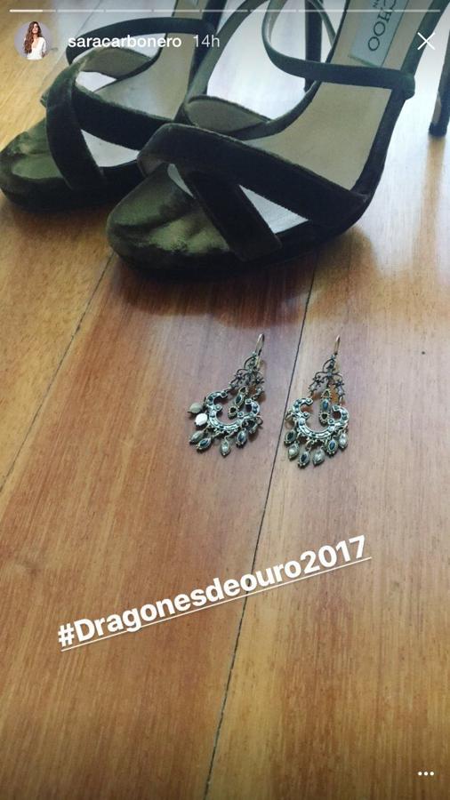 Los complementos fueron lo primero que desveló: unas sandalias de terciopelo de Jimmy Choo (que no eran nuevas ni cesión de la firma, sino que eran una adquisición que llevaba meses en su zapatero) y unos pendientes de estilo bohemio.