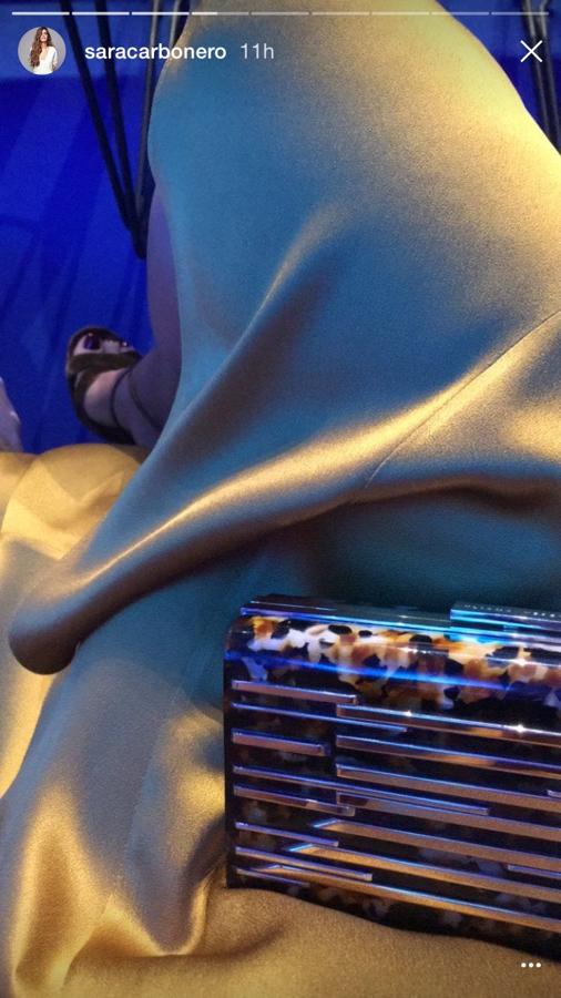 Y para seguir generando expectación, solo compartió una imagen de sus piernas en la que podíamos ver que había apostado por un look muy trendy que combinaba satén y terciopelo. Además de un clutch rígido.