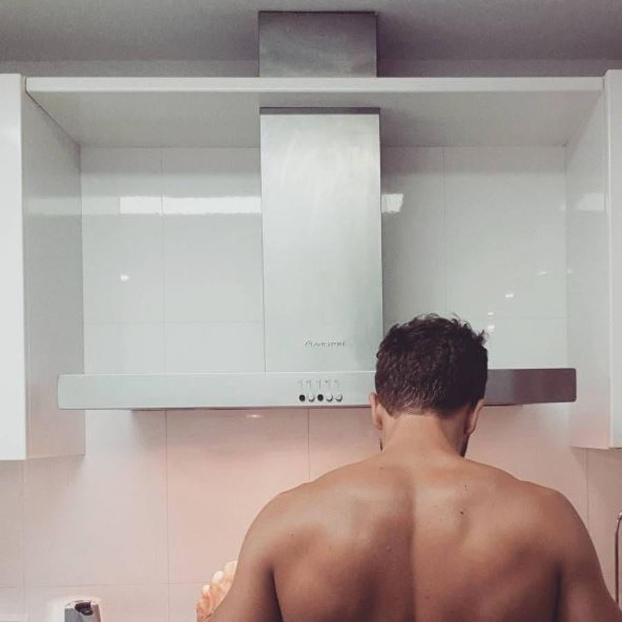 Como la vida misma. Me da igual cocina sin camiseta y que el aceite de los fritos me salten sobre mi pecho esculpido a golpe de cincel en la fragua del dios Vulcano.