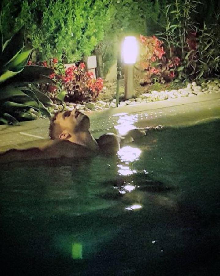 Sí, en realidad es un ‘lo verás pero no lo catarás’ porque ni Bertín Osbone es capaz de sacarme qué amor vive en Saturno, ese que antes me hizo sentir el éxtasis, el ardor que fue bajando hasta el cinturón, que desabrochó sin ningún pudor y empapó todas las ventanas de mi desordenada habitación.