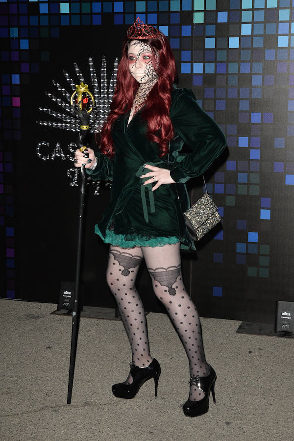 Está absolutamente irreconocible. Pero… ¿y si te decimos que tuvo un papel destacado en Gossip Girl? Ni idea, ¿verdad? Pues afina la vista porque la que está debajo del pelucón y el terciopelo es Georgina Sparks. ¡Tal cual!