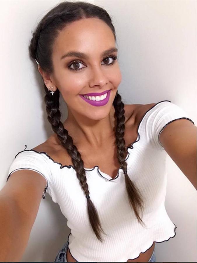 La colaboradora de Zapeando se decanta por unas trenzas de boxeadora. Si tú también las quieres secciona en dos el pelo y trenza desde la parte superior de la cabeza hasta las puntas; es importante que el pelo quede bien tenso. No olvides un buen producto de fijación que te ayude a mantener esos pelitos que se nos escapan a todas bajo control.