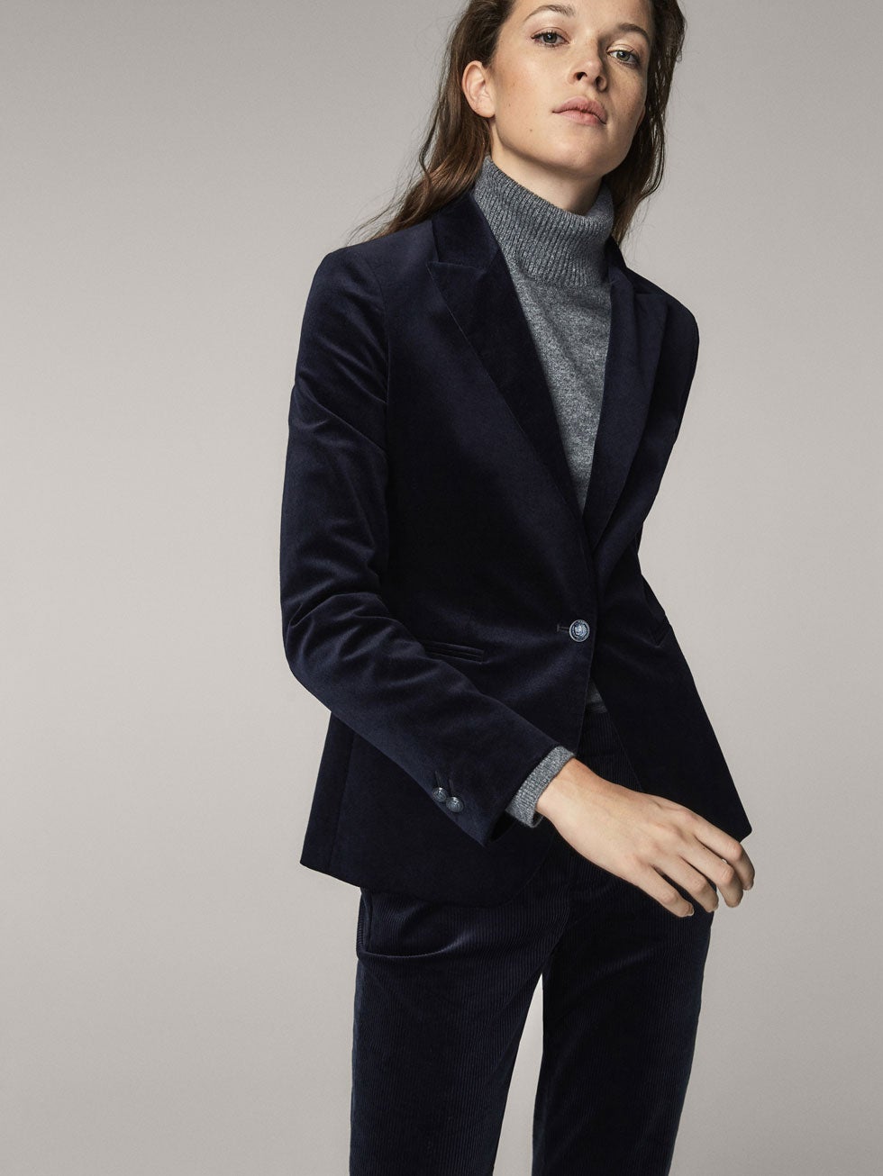 Americana azul marino de Massimo Dutti. Precio: 79,95 euros.