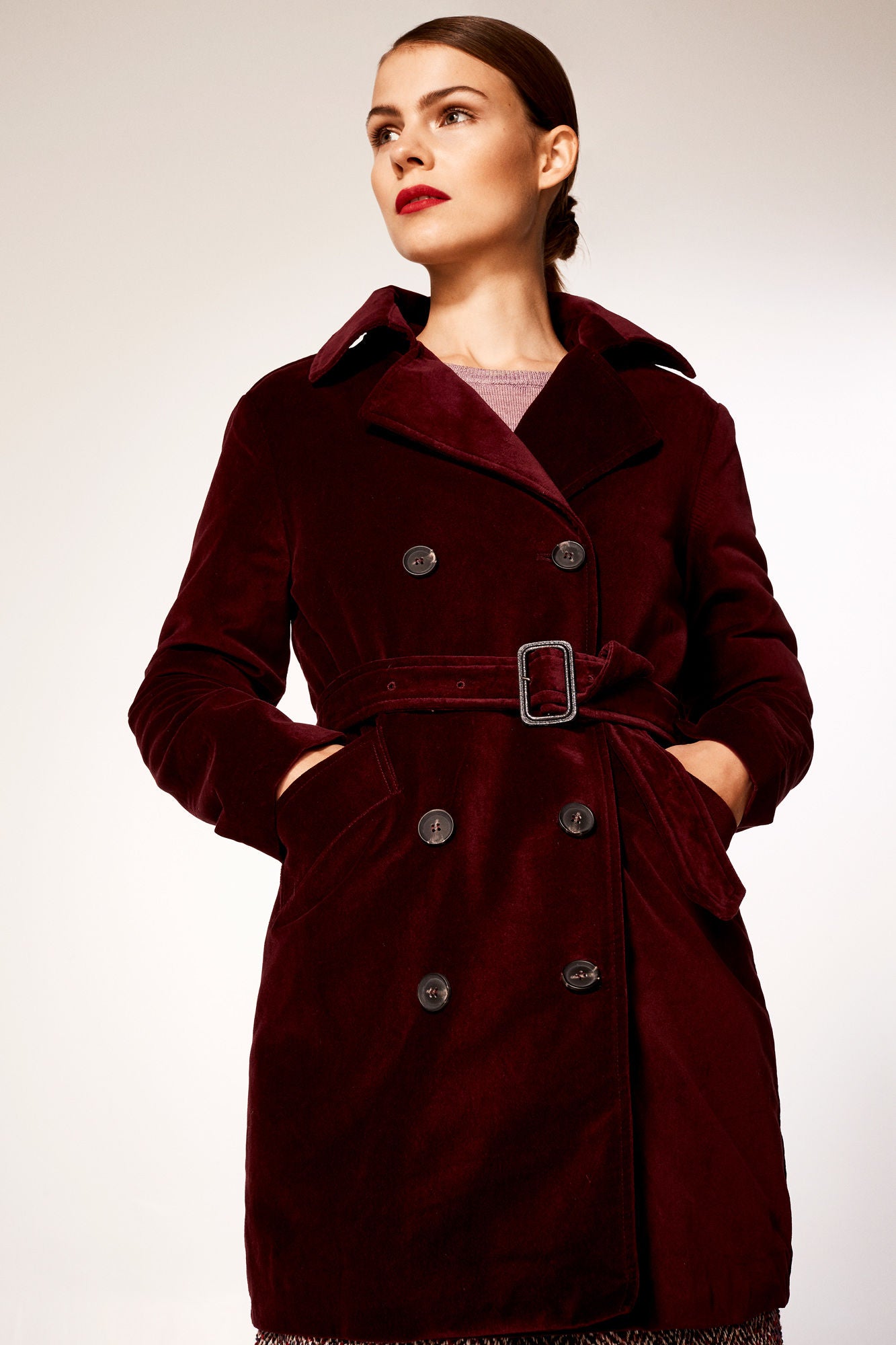 Gabardina de pana burdeos de Cortefiel. Precio: 99,99 euros.