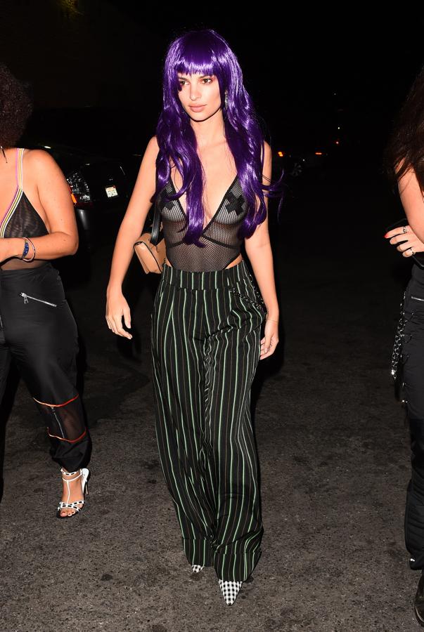 Otra de las que apostó por el 'disfraz sexy' de lo que sea fue la modelo, que llevó al extremo las transparencias.