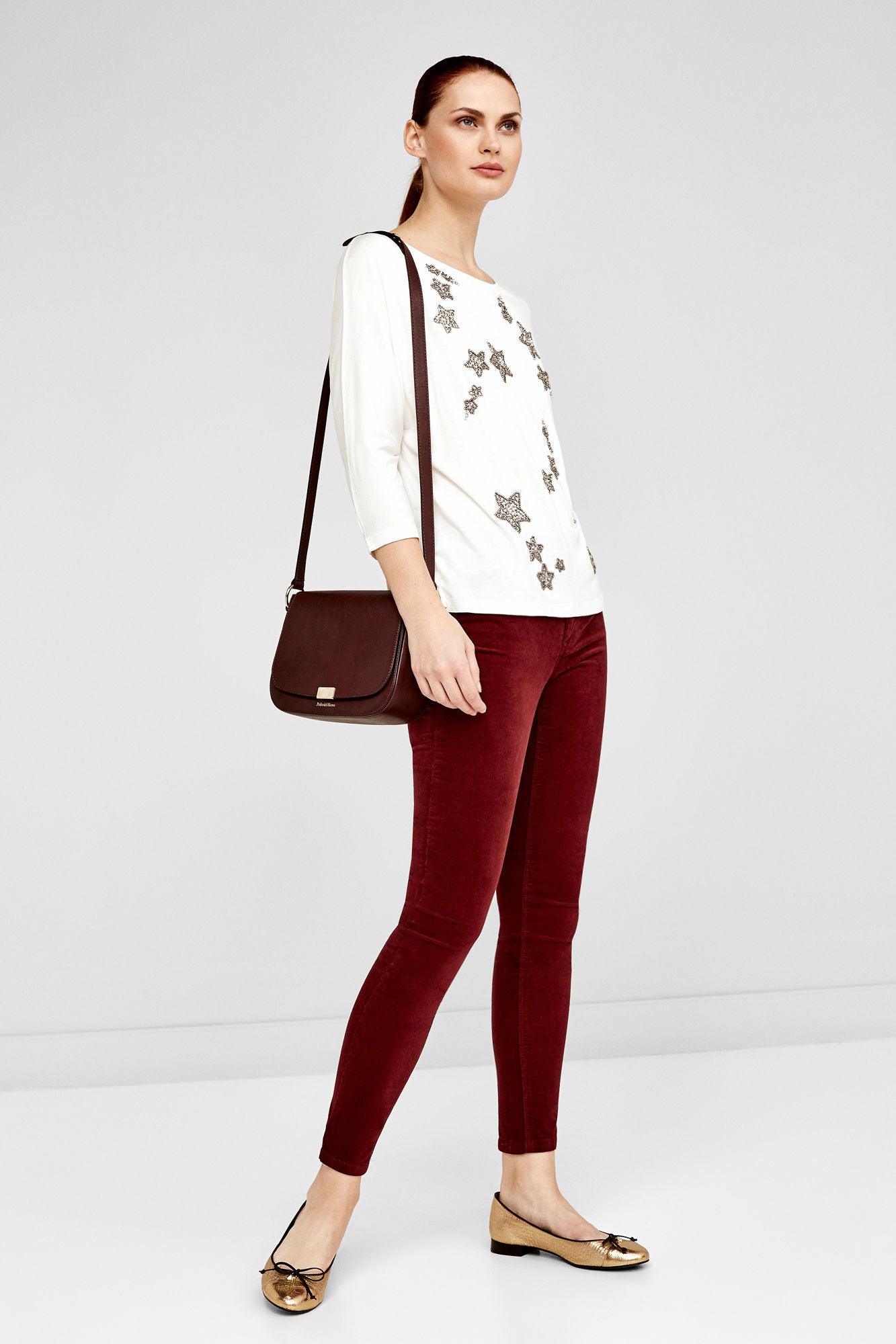 Pantalón 'skinny' en color granate de Cortefiel. Precio: 79,90 euros