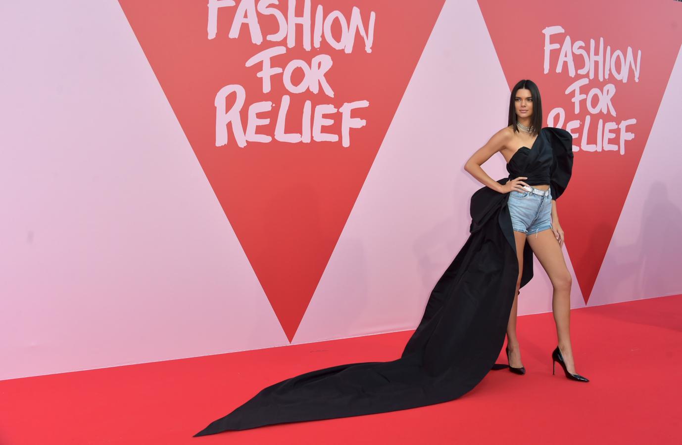 ¿Que los shorts vaqueros son solo para la playa? ¡De eso nada! Kendall se enfundó un total look de Alexandre Vauthier un cuerpo negro con cola y manga abullonada.