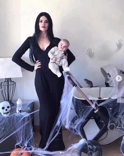 La periodista Adriana Abenia se ha disfrazado de Morticia (Familia Addams) y ha querido maquillar a su pequeño bebé. ¡Qué fotón!