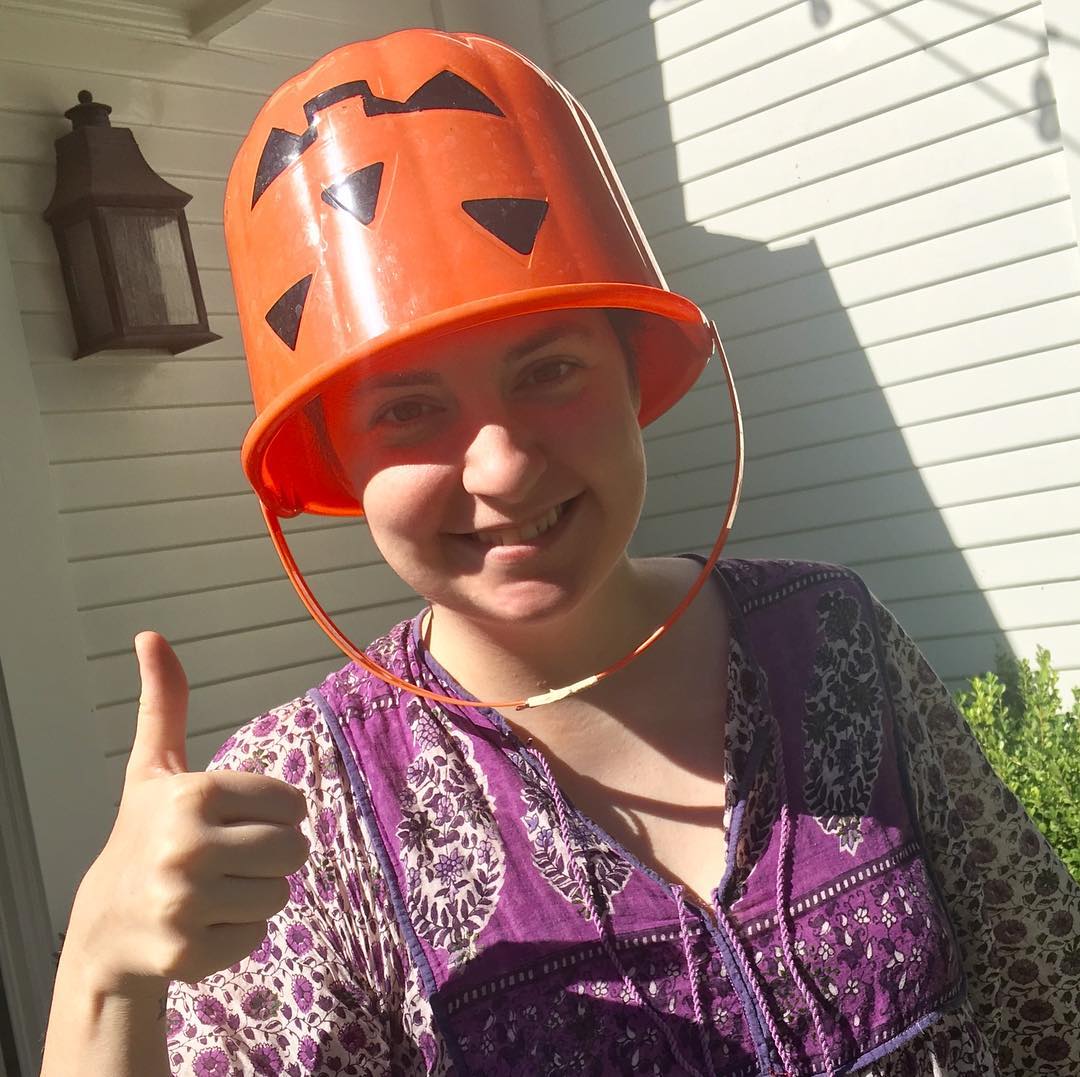 Lo cierto es que Dunhan no debe tener mucho tiempo para disfraces: acaba de firmar como nueva directora de la edición estadounidense de “Glamour”. Solo así podemos explicar lo de ponerse un cubo-calabaza en la cabeza...