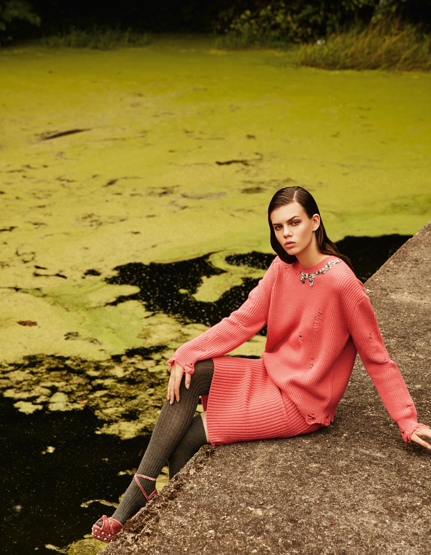 El jersey y la falda de punto son de Pinko. Calzas de The Wolf socks y sandalias de El Corte Inglés.