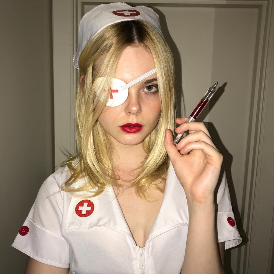 La actriz Elle Fanning disfrazada de enfermera.