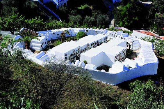 Tiene la peculiaridad de ser redondo y blanco. Es el único cementerio redondo (octogonal) de España y recibe cerca de 5.000 visitantes cada año. El programa de televisión 'Cuatro Milenio' ha hablado de él por ser un misterio.