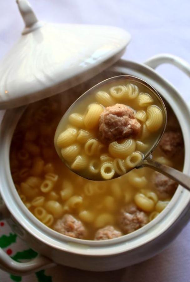 Si es el favorito de los hermanos Roca, por algo será. Esta contundente sopa catalana se sirve con 'galets' y 'pilotas'. ¿Dónde? En Casa Bilbao (Calle Perill, 33, Barcelona).