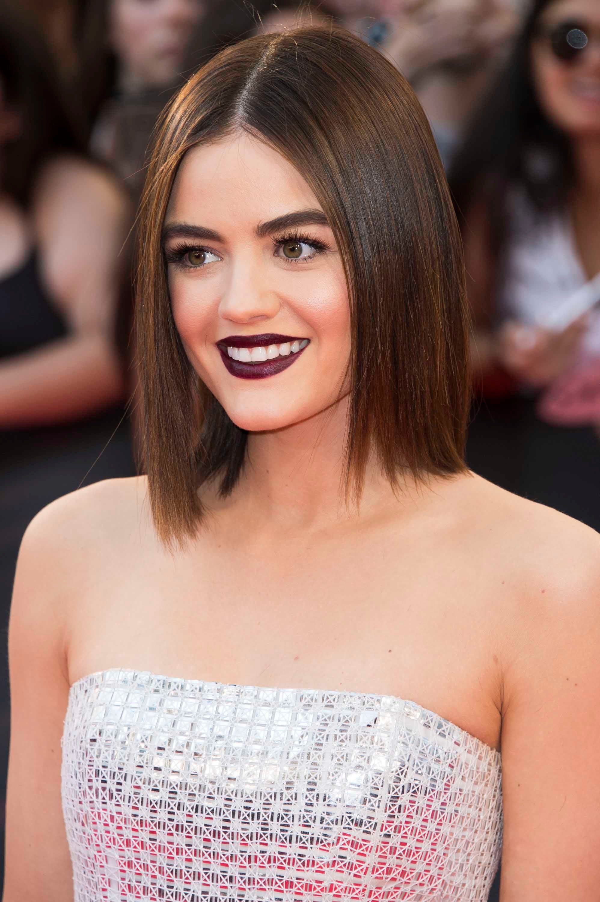 Lucy Hale luce un castaño medio con reflejos rubios.