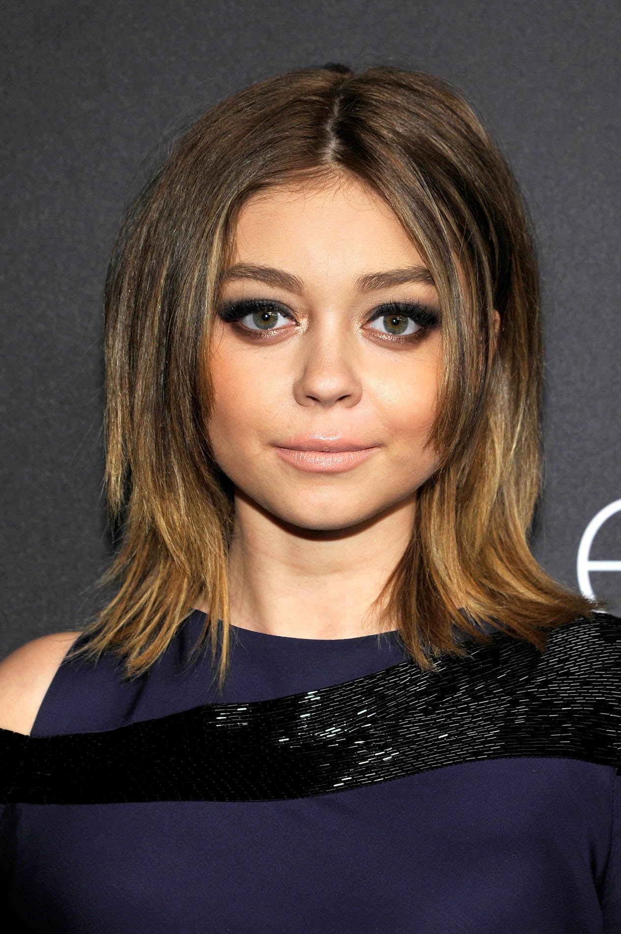 La actriz Sarah Hyland fue una de las primeras famosas en lucir el castaño root beer, con una bse muy clara y mechas doradas.