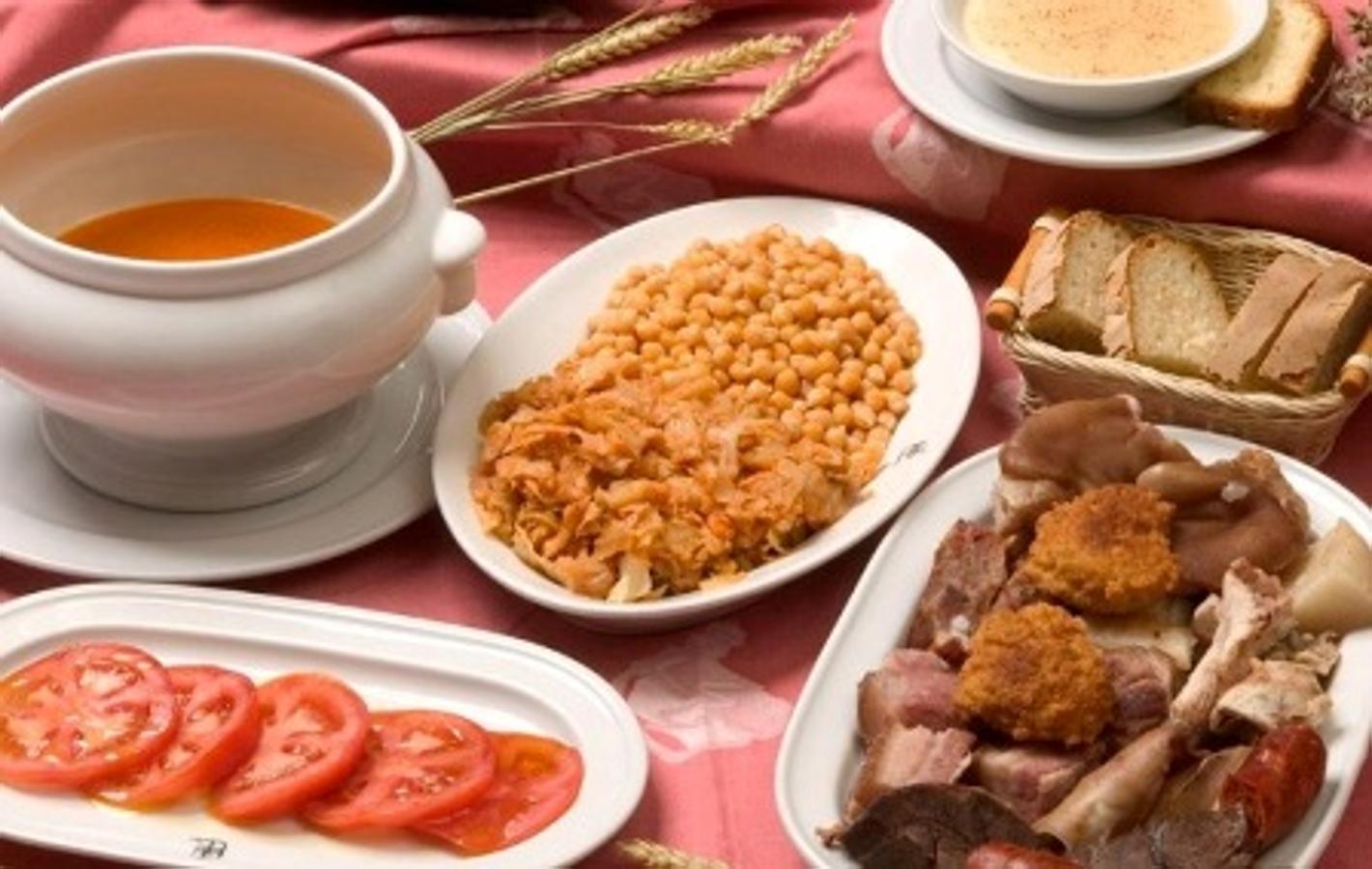 Damos la vuelta al cocido, y empezamos a comerlo por el final, como marca la tradición maragata. ¿Dónde? En Cuca La Vaina (Calle Jazmín, s/n, Castrillo de los Polvazares, León).