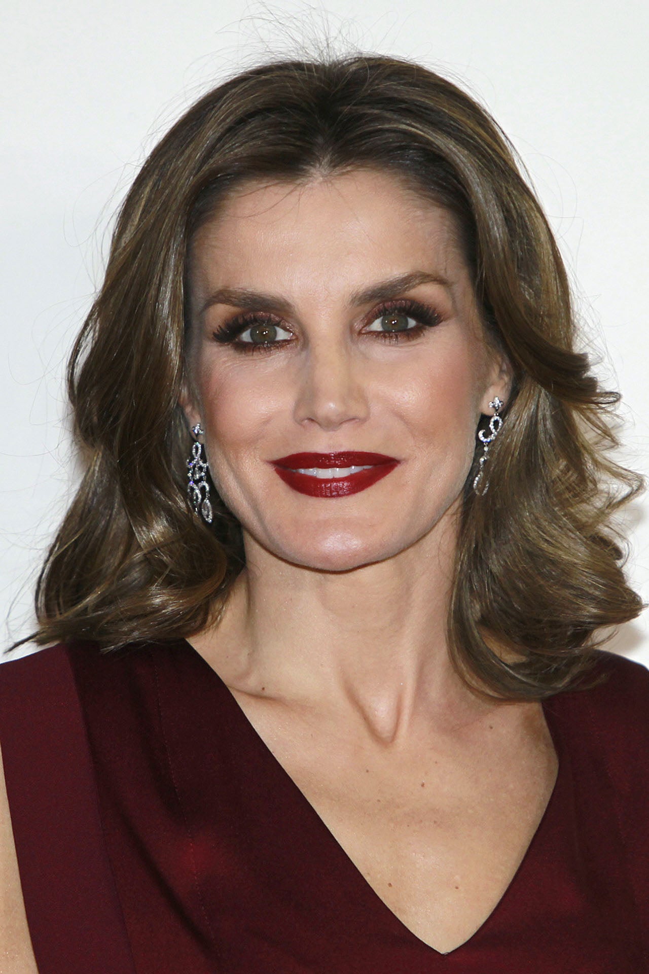 La reina Letizia luce un castaño claro salpicado por mechas rubias muy finas.