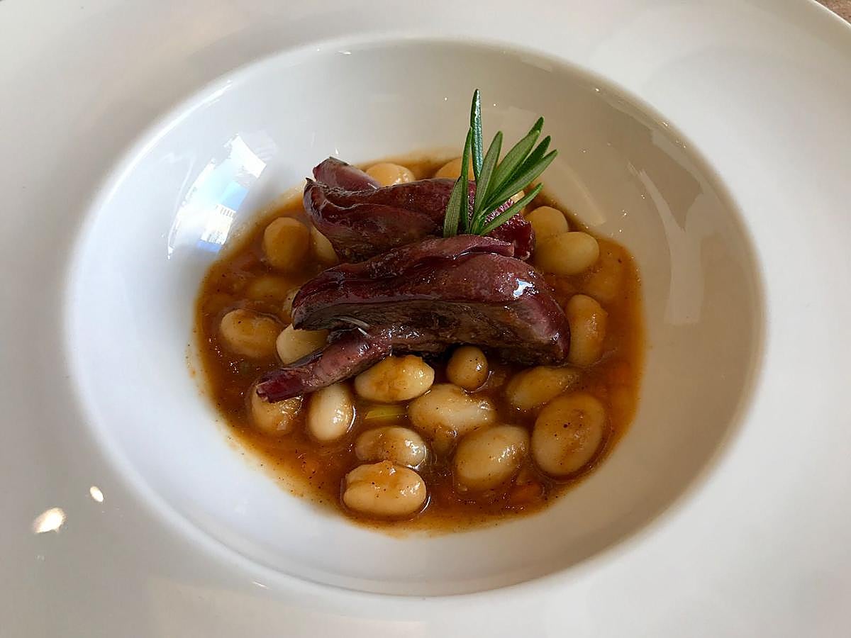 Si juntas lo mejor de la huerta y del campo en un solo plato, lo único que puede salir es una obra de arte culinaria como esta. ¿Dónde? En Restaurante Piñera (Calle Rosario Pino, 12, Madrid).