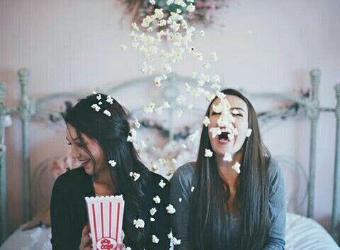 Invita a tus amigos a pasar una tarde divertida. Puede que a ti no te apetezca salir de casa pero, ¿has pensado en que sean tus amigos o familiares los que vayan a verte? Cualquier plan que eligáis será genial para pasar un buen rato.