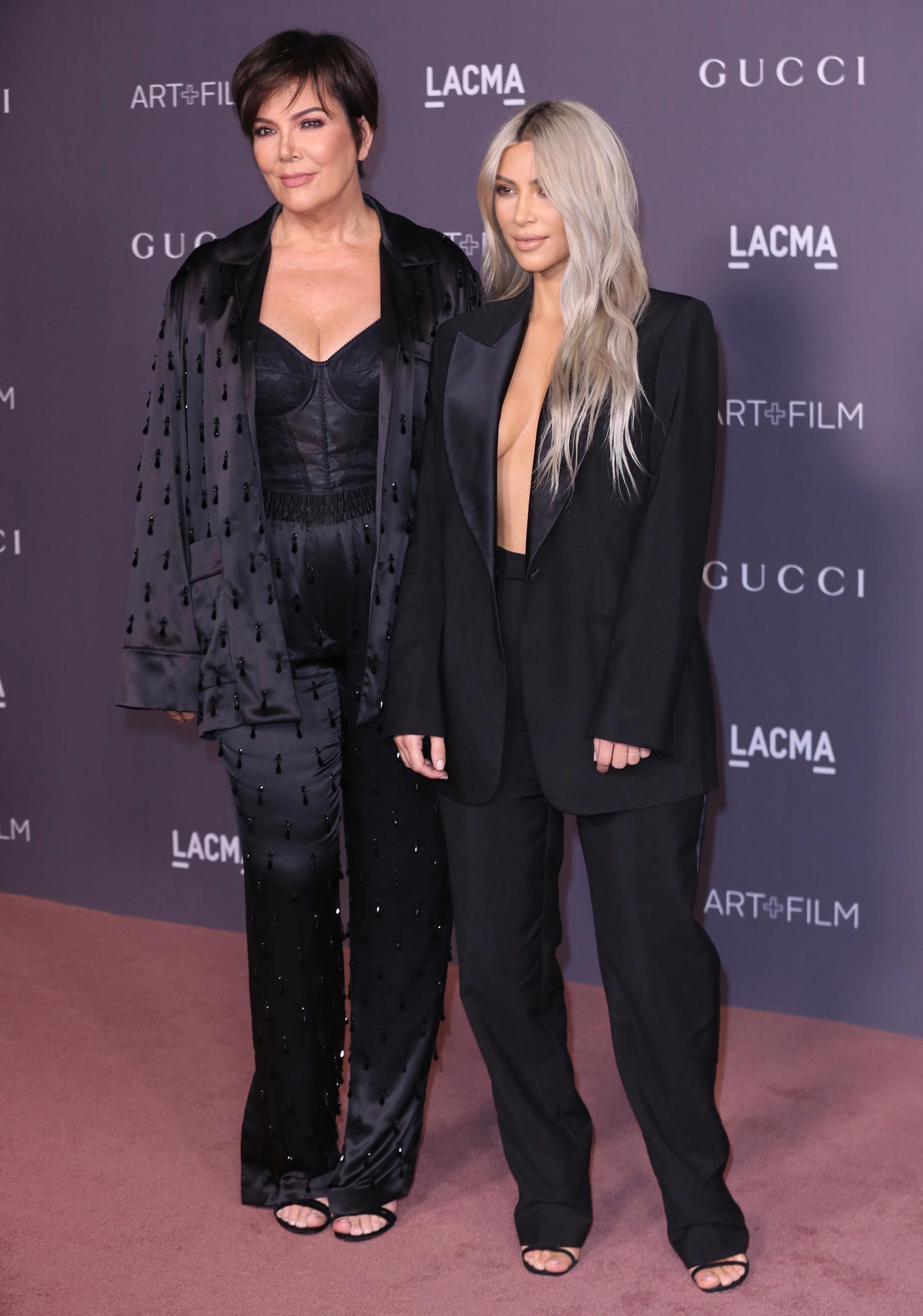 Kim Kardashian y Kris Jenner con vestimenta parecida. Kim Kardashian con modelito de Tom Ford para Gucci.