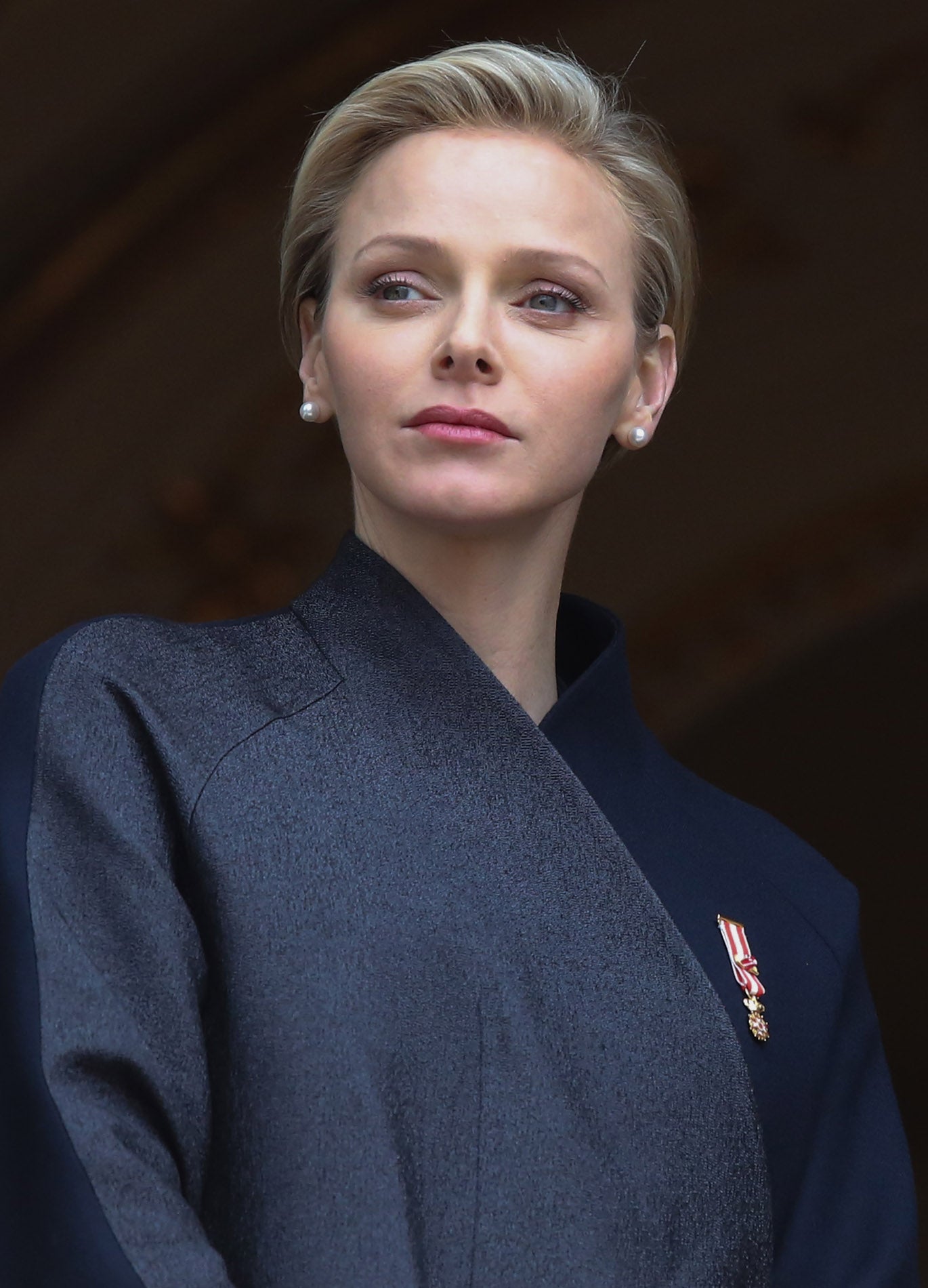 Dos años después de contraer matrimonio, y uno antes de dar a luz a los mellizos, Charlene seguía conservando un rostro natural.