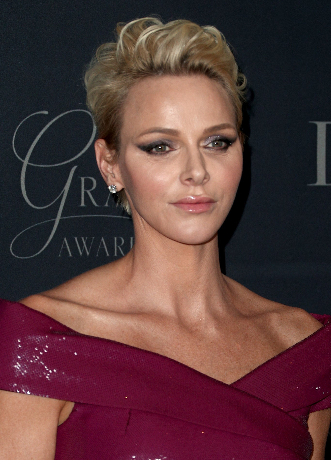 Charlene sorprendió con un rostro nuevo en la gala de entrega celebrada en Los Ángeles. Hacía tiempo que no se la veía en los medios. El mayor cambio se advierte en los labios, más definidos y gruesos. Además la frente está completamente lisa y el óvalo facial perfectamente definido. La expresión de la cara es bastante diferente, debido seguramente a un tratamiento con bótox.