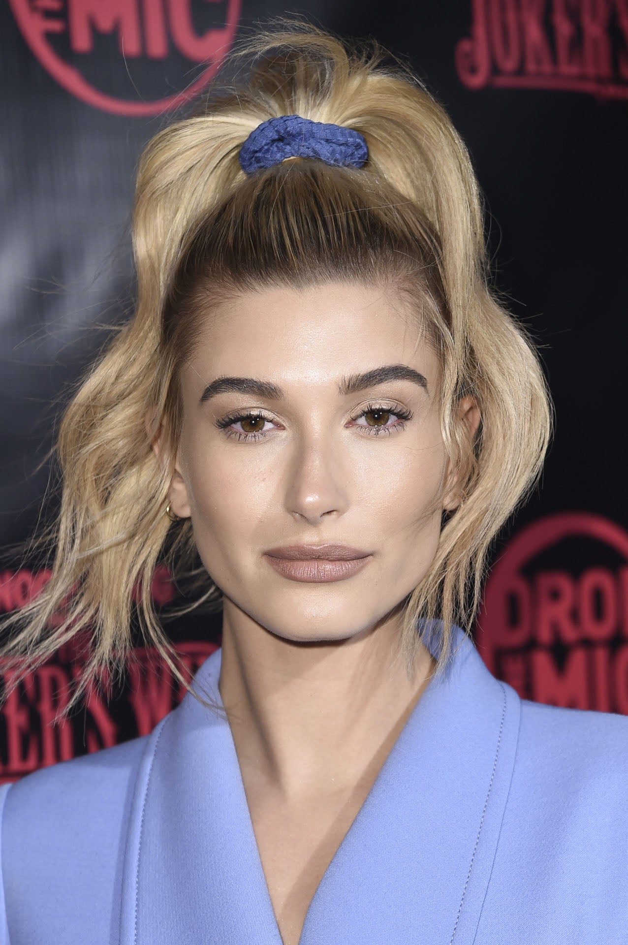 La modelo Hailey Baldwin presume de raíces oscuras con una coleta alta en la que recoge su melena rubia.