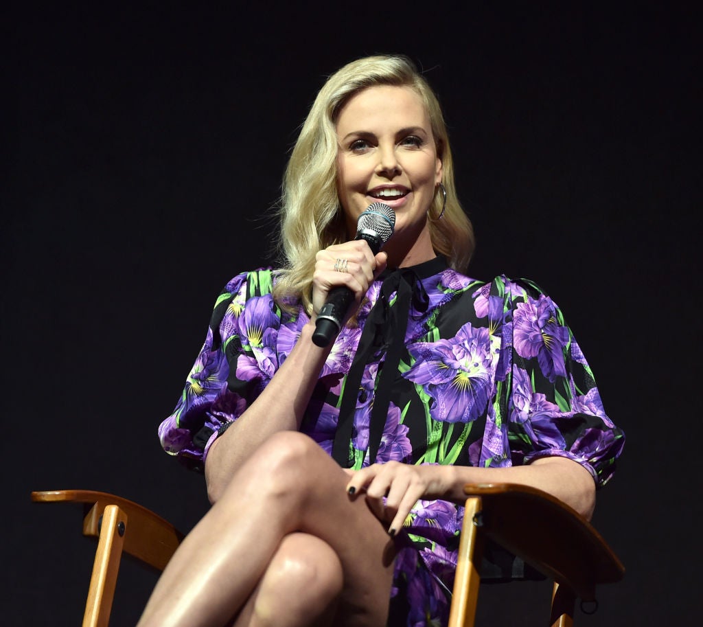 ¿Conoces el lado más solidario de Charlize Theron? La actriz y modelo sudrafricana Charlize Theron se pronuncia ante el mundo contra la violencia. Es Mensajera por la Paz en Naciones Unicas y además, tiene una ONG en su país de origen en la que protege los derechos de las niñas y mujeres que viven en allí.
