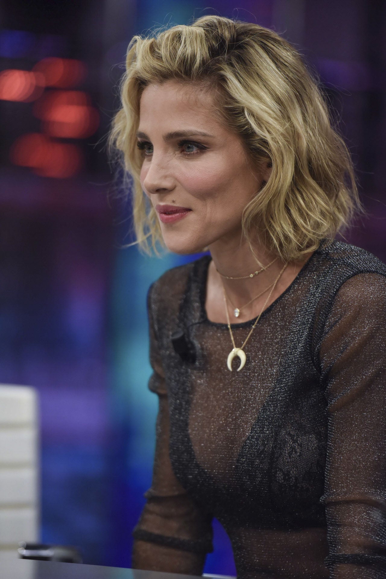 La actriz española Elsa Pataky luce las raíces oscuras en su bob rubio de forma bastante discreta pero favorecedora.