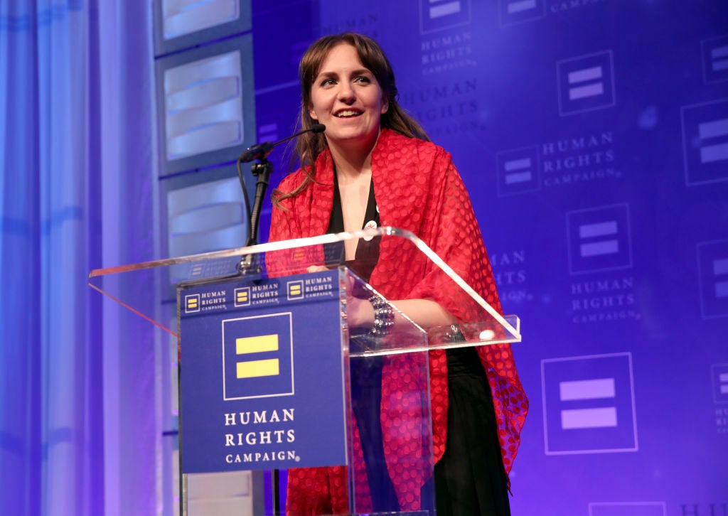 Lena Dunham, más conocida como Hanna Horvath en la serie estadounidense Girl, es toda una famosa modelo de solidaridad. En la foto la podemos ver en Los Ángeles en The Human Rights Campaing 2017. Además, la activista se ha pronunciado en otros actos por la igualdad de género, y los derechos y oportunidades de las actrices.