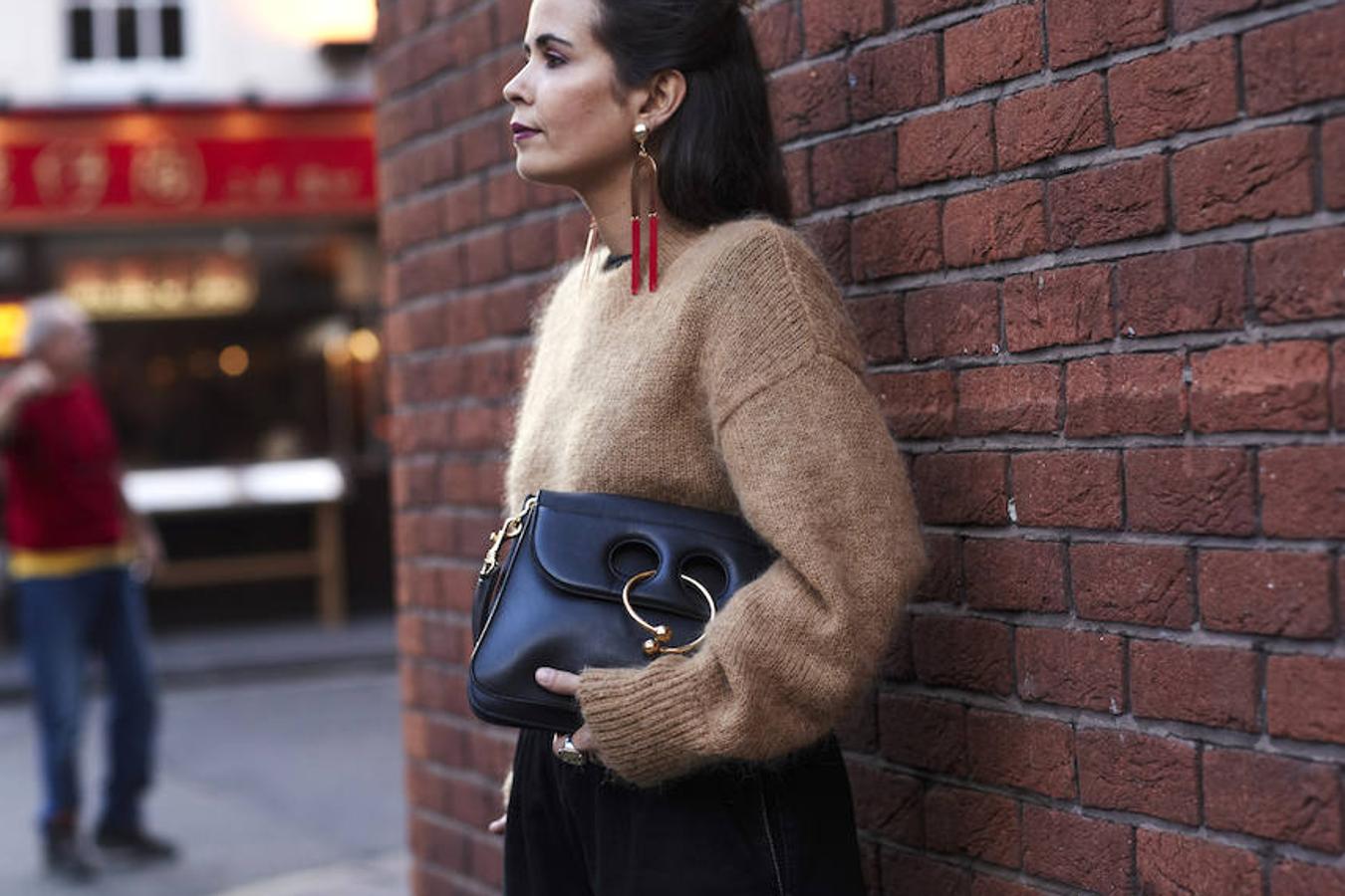 Sara Escudero, de Collage Vintage, lució unos muy originales con forma de herradura de Proenza Schouler