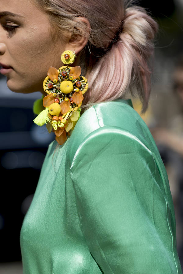 Los colores cítricos son tendencia, ¿por qué no usarlos también en los pendientes?