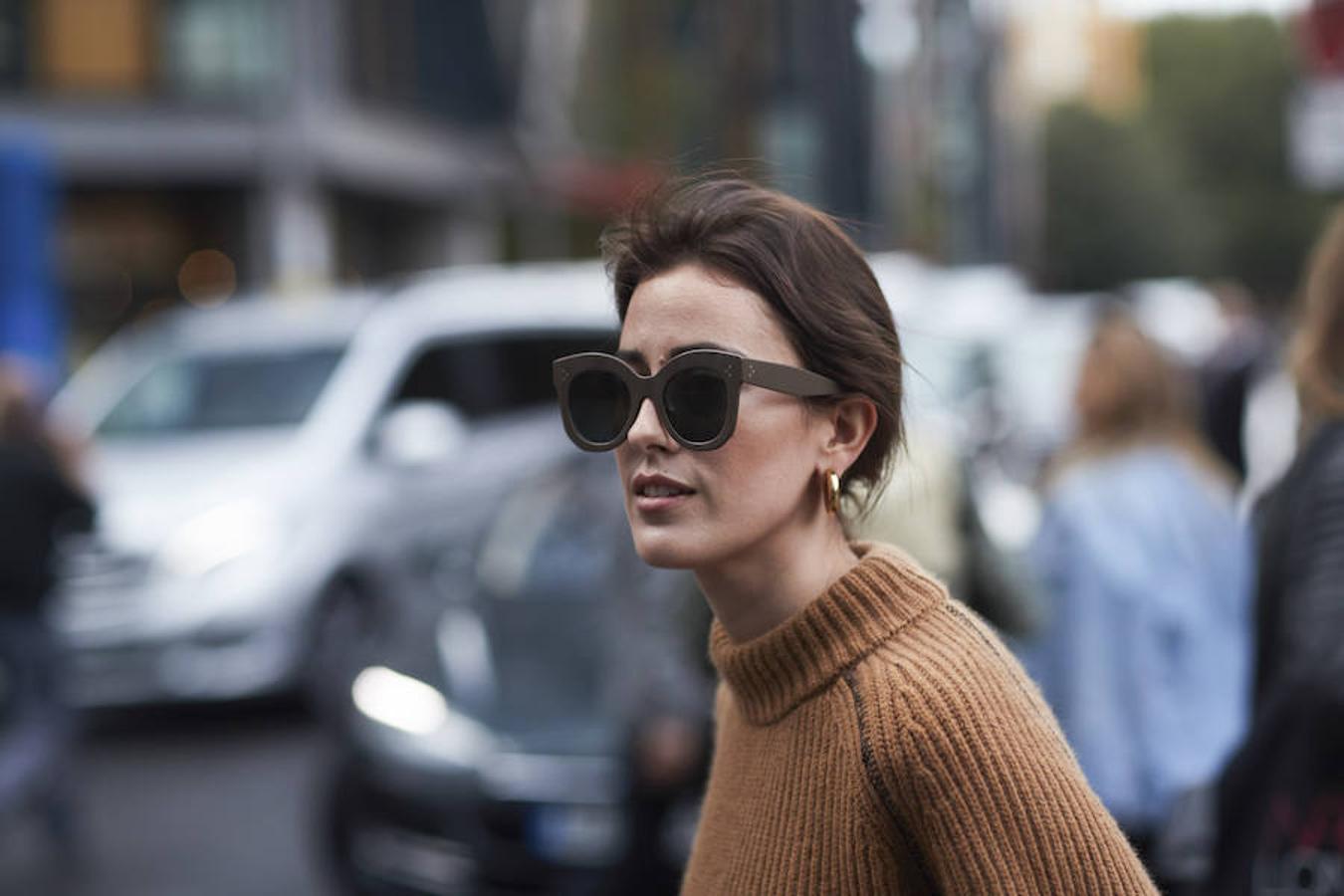 Aros dorados pequeños que se ajustan al lóbulo de la oreja