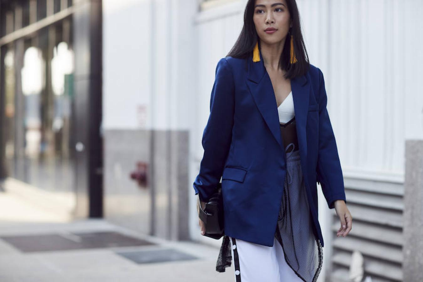 Con flecos largos y amarillos