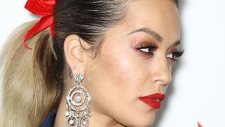 Fotos: Así llevan las famosas las raíces oscuras en el pelo rubio