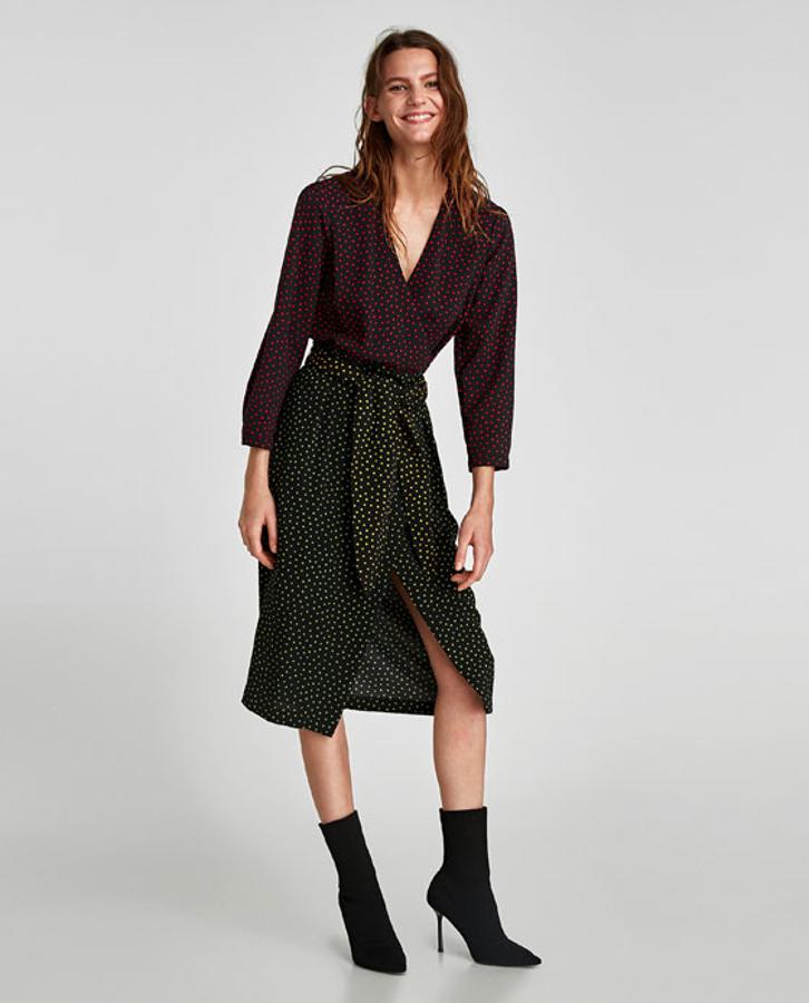 Vestido de lunares de varios colores de Zara. Precio sin descuento: 39,95 euros.