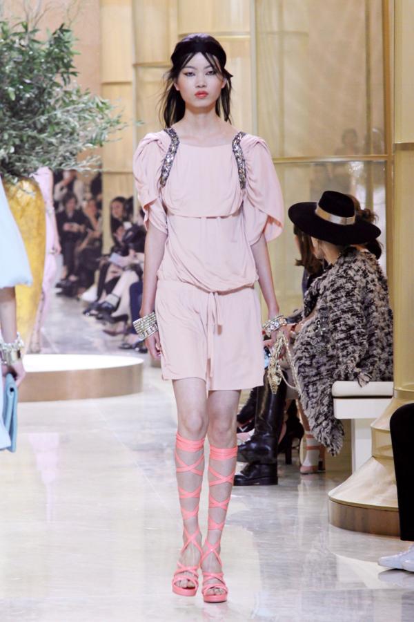 Las siluetas se desdibujan en vestidos túnica que, en este tono nude, se convierte en una éterea segunda piel.