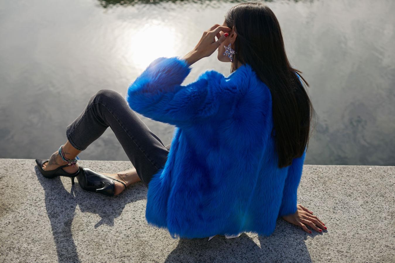 Abrigo de pelo reversible azul Klein de Uterqüe. Precio sin descuento: 699 euros.