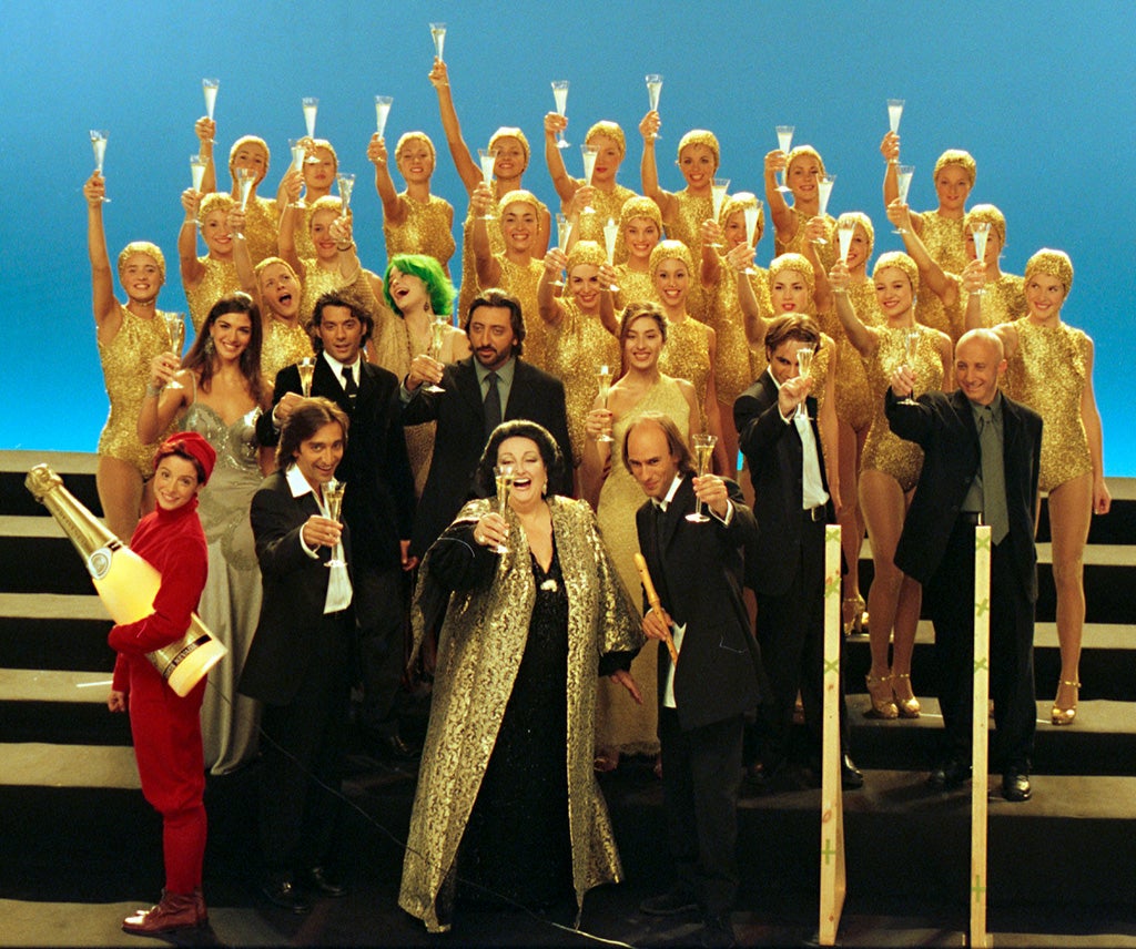 Montserrat Caballé, Cristina Pato, Estrella Morente, Ingrid Rubio, Lorena Bernal, Tamara Rojo, Carlos Núñez, Joaquín de Luz y Ketama son los encargados de dar luz a la navidad de 1999.