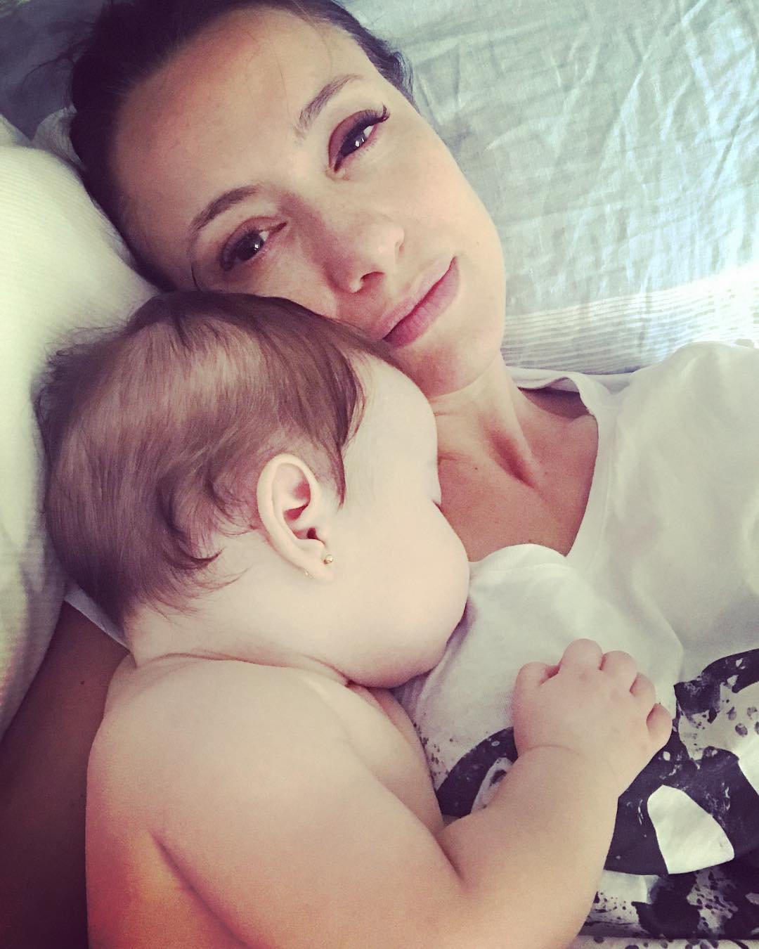 La actriz alterna sus fotos de su día a día con otras tan tiernas como esta, junto a su hija Chiara.