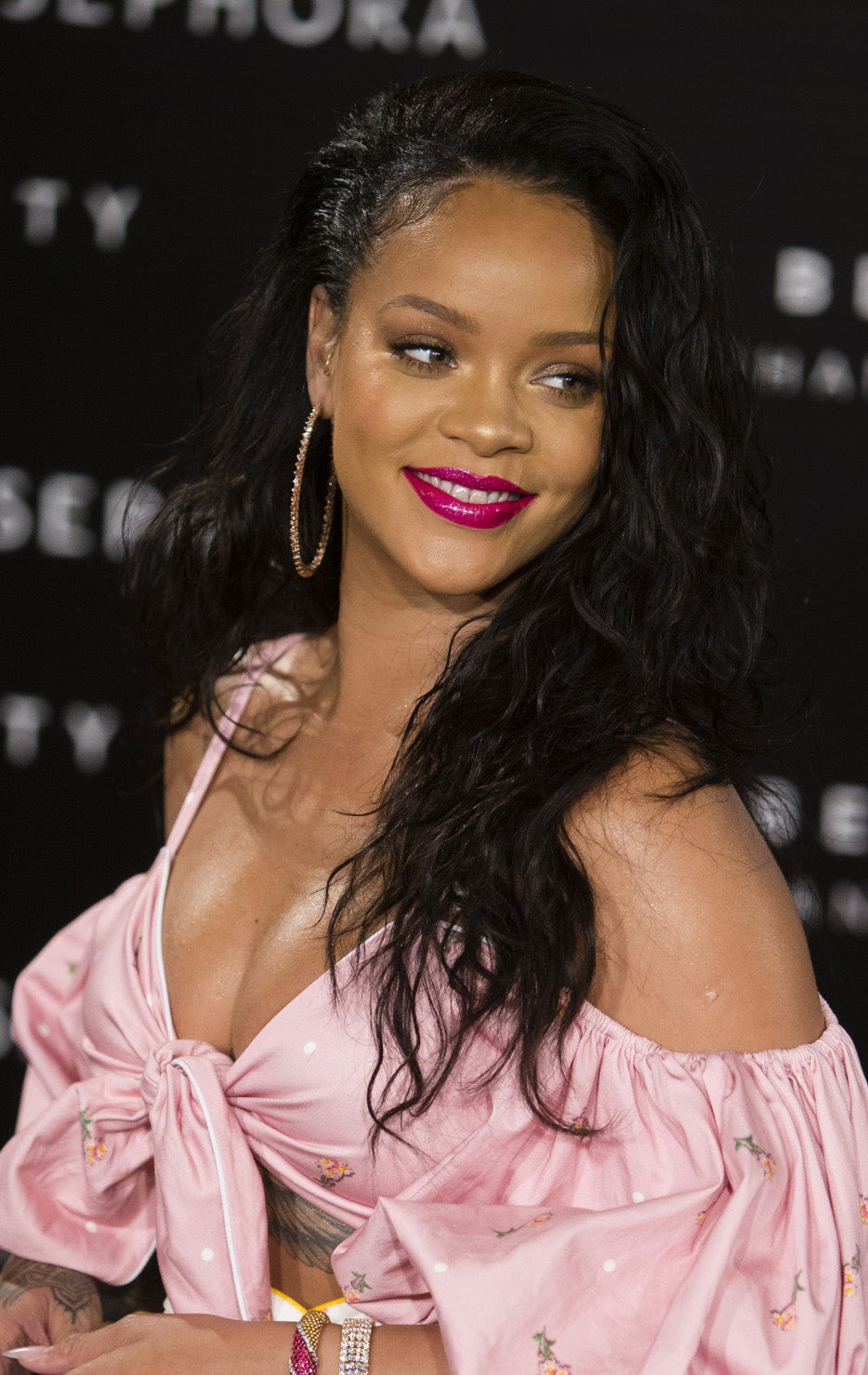 La cantante Rihanna lució maxi aros en su visita a Madrid dejando su melena suelta ondulada, con raya lateral y semirrecogida hacia un lado. Una buena idea para centrar toda la atención en un único pendiente.