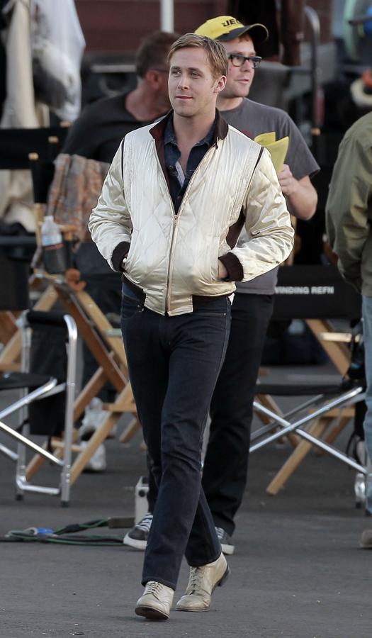 El personaje de Ryan Gosling en 'Drive' tampoco era precisamente muy adorable, pero su manera de llevar esta cazadora dorada tan icónica conquistó nuestra alma 'fashionista'.