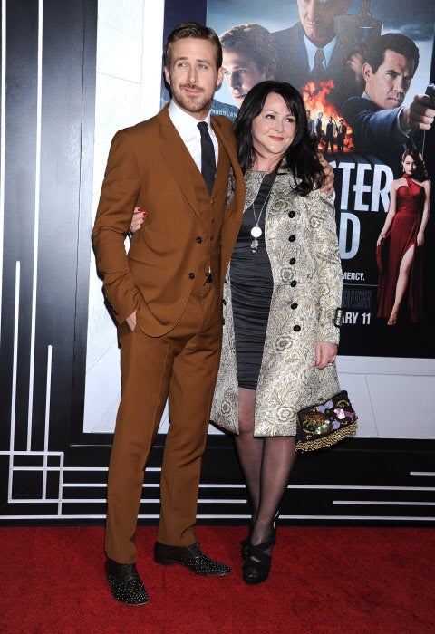 Quizá uno de los 'asuntos personales' que más nos gustan de Ryan Gosling es su faceta familiar. Además de proclamar su amor por Eva Mendes a los cuatro vientos, no duda en posar en el 'photocall' junto a su madre.