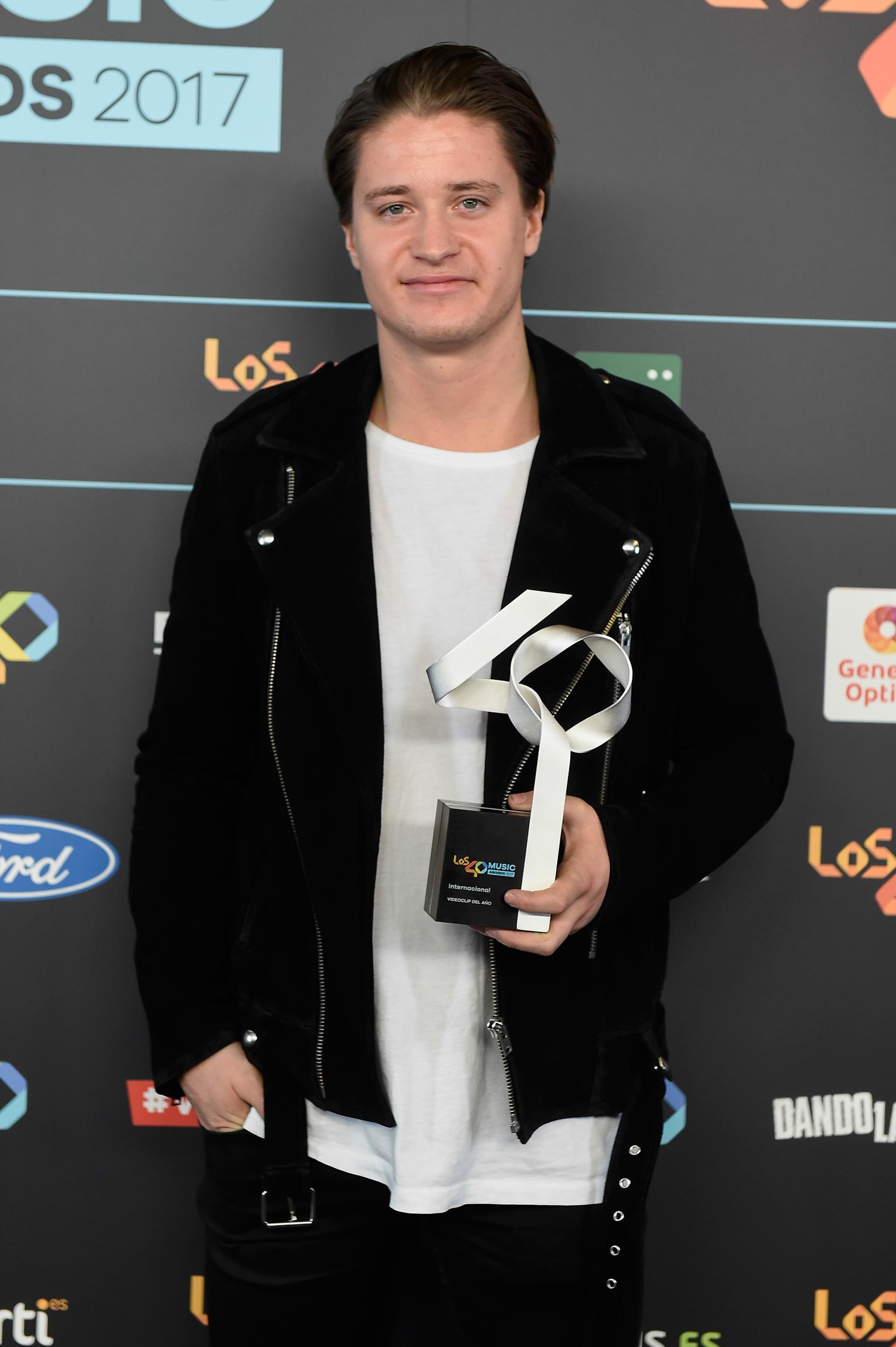 El cantante Kygo con su Premio compartido junto a Selena Gomez por mejor videoclip internacional del año.