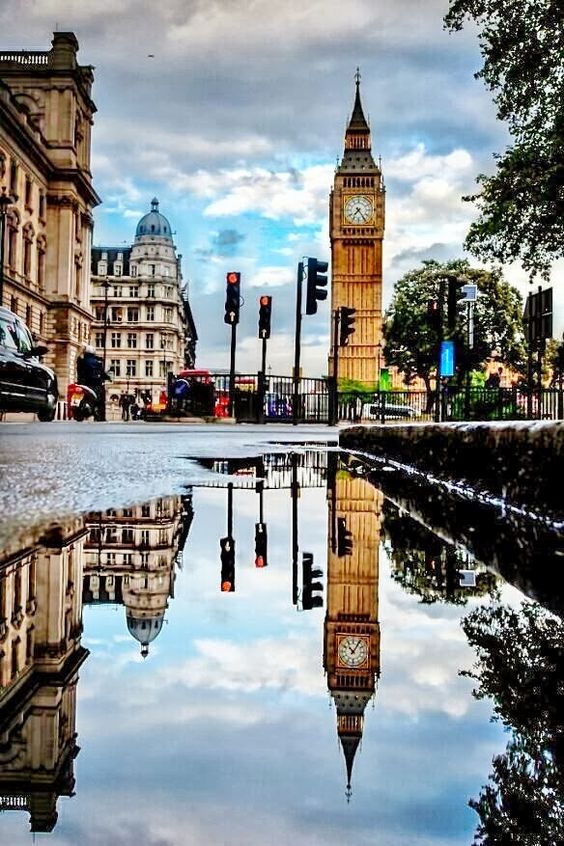 Londres es otra de las ciudades perfectas para visitar. Es necesario que conozcas el Big Ben, el Big Eye, Candem Town... Este destino tiene innumerables tiendas vintage, mercadillos y librerías que te van a tener activo en todo momento.