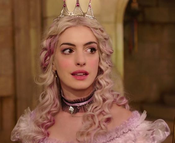 En un registro al que nos tiene muy acostumbrados... En 'Alicia a través del espejo' interpretó a la Reina Blanca, un papel por el que la nominaron al Teen Choice Awards.