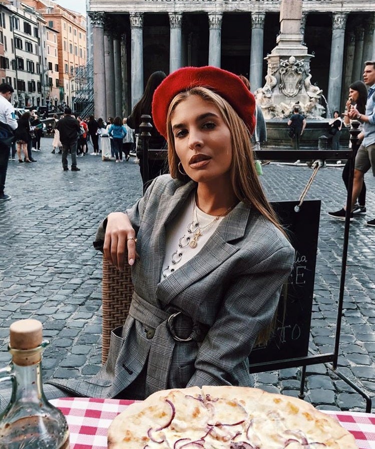 La instagramer la lleva en color rojo y la combina con blazer de cuadros.