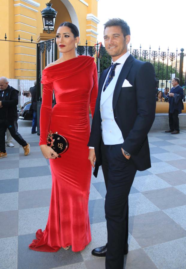 Ella optó por un vestido de terciopelo rojo.